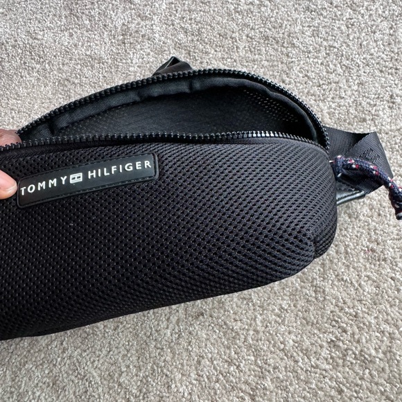 Tommy Hilfiger Fanny pack, for casual wear and work out. - Picture 4 of 7